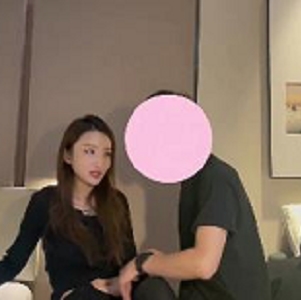 最新3月份高分女神粉红君10分47秒自拍视频，黑丝大长腿诱惑力十足