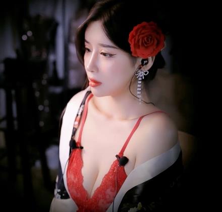 小恩雅新剧情:妈妈儿仔自拍,时长1小时30分,动作妩媚