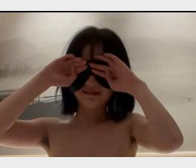 清纯少女自拍作品，女高中生嫩啊毛毛多，无保护CC配合声音女在上，小姐姐C画面喜欢下载观看