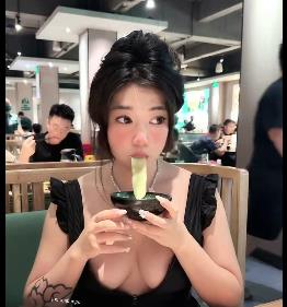 顶级反差母第二弹视频：高档酒店内短片展示