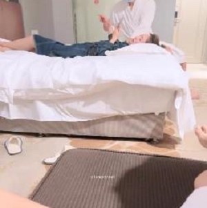 三人游视频：L帽老公男师傅带老婆，按摩露脸冲刺自拍