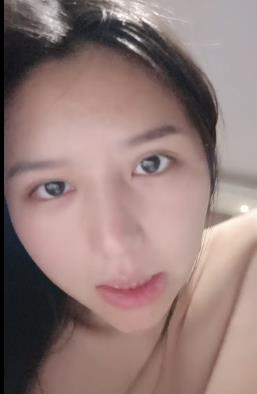 素颜女友露脸互动无屏障投稿化妆品众多理想女友身材小黑森林1V-1.36G这位女友素颜出镜，没有任何化妆品，展现出自然美。作品是她亲自投稿的，她绝对是众多小伙伴心目中的理想女友之一！她和徒弟的未婚夫之间的互动无屏障，让人羡慕不已。她的美貌和身材已经很精致，再加上一片小黑森林，让她成为一只不是一般人可以轻易征服的猛兽。这种类型的作品一定是小伙伴们的最爱！推荐大家下载观看这个1V-1.36G的资源，相信