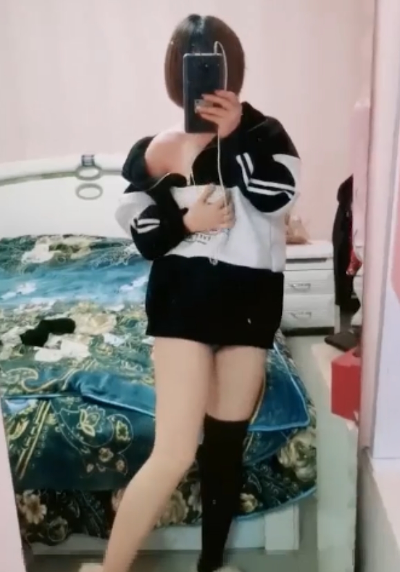 陈可儿直播放飞自我家人面前展示视频