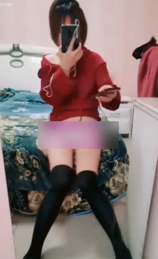 陈可儿直播放飞自我家人面前展示视频