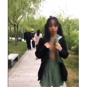 浆果儿公园超市骑车luo ti问路