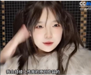 双马尾妹子穿着黑丝出现在C宝马男身旁