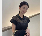 反差女神网红{{网红名字}}火辣身材纤瘦颜值竿娆极强嘴上功夫！