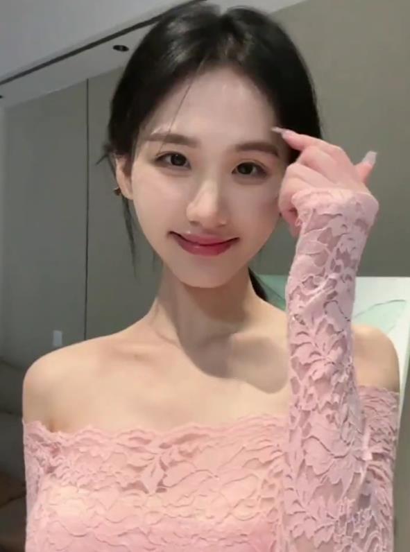 抖音红人裴南苇线下自拍图集曝光！多人露脸玩水，棒棒糖甜蜜互动