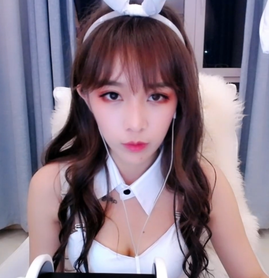 斗鱼丸子君视频合集：38.4克视频数量丰富，百度ED2K下载，尺度适中