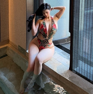 荷拉/山雀Queen:高颜值漫画身材,22w粉丝抖音视频52个,大小540MB,大罩杯胖臀惹眼!