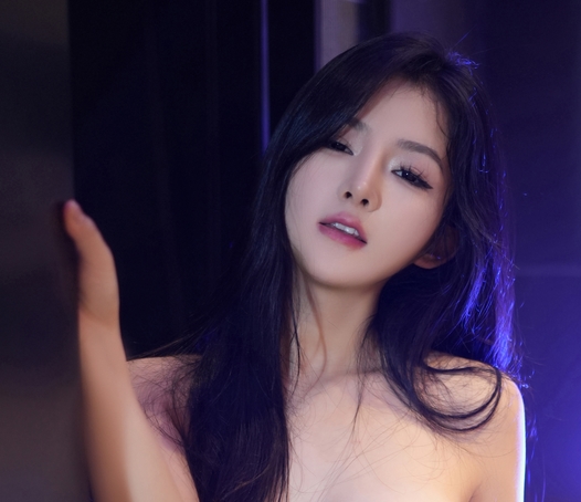 谭小灵:优质身材一丝不挂,表情勾人!2.7G高清视频震撼上线!