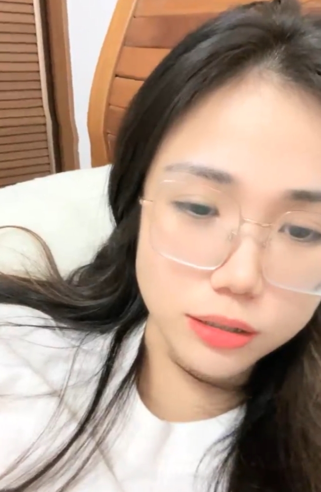 60v56.4g反差眼镜妹妮妮：收藏百度ED2K，独特个性引关注