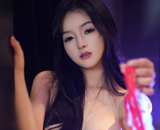 谭小灵:优质身材一丝不挂,表情勾人!2.7G高清视频震撼上线!