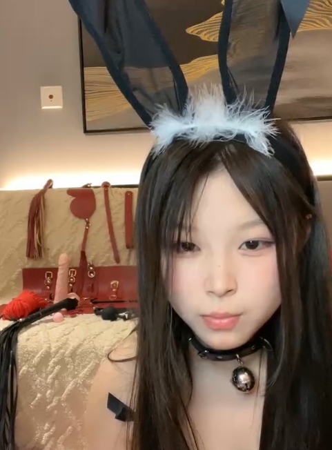 [自行打包] 顏值清純萌妹子鏡頭前現場表演道具进入放飞自我 穿著有趣兔... [1v+411m][百度盘]