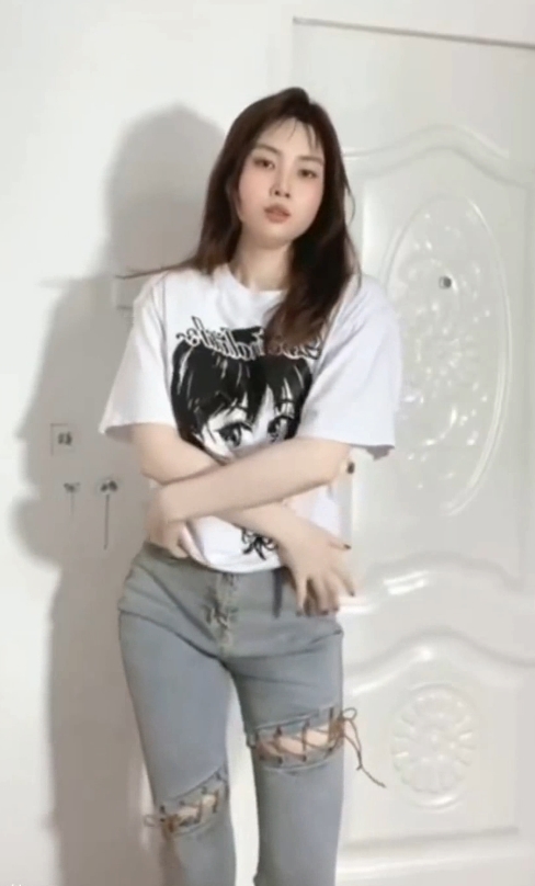 抖音甜子兔哟暖暖居家视频6v1.77g蹲下时短裤边缘春光微露