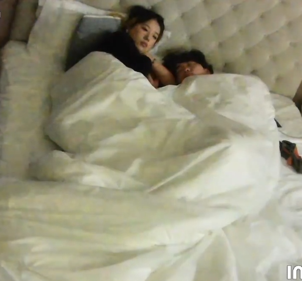 乐橙情侣深夜外卖后互动视频1.27G这给作绝了