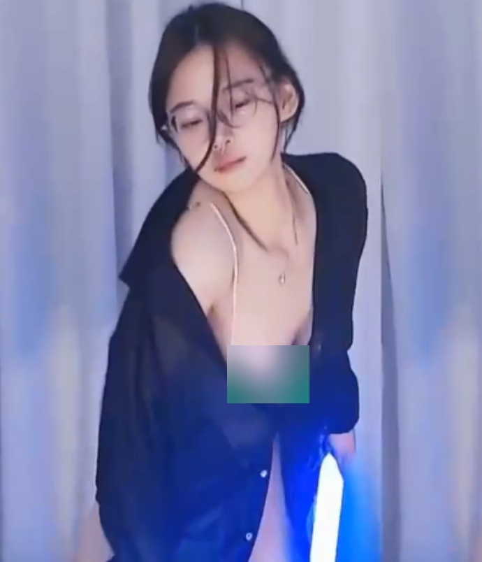 7879哎哟CC万元私诞热舞3V200M,曼妙身姿惹火全网